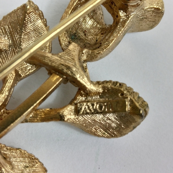 Vintage AVON gold tone rose flower Pink rhinestone brooch Mom gift rosebud pin - Picture 6 of 6